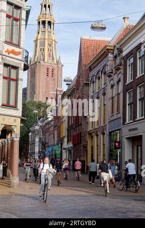 Radfahrer in der Brugstraat im historischen Zentrum von Groningen, Aa-kerk, Holland, Europa Stock Photo