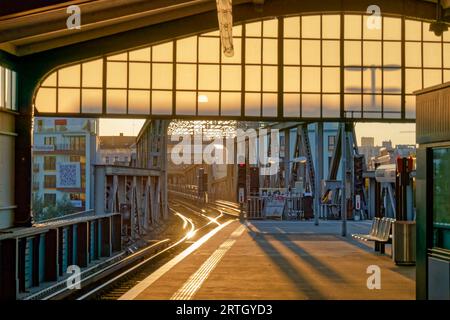 U-Bahnhof Gleisdreieck , U1, U3, Bahnsteig, Nahverkehr, Berlin-Kreuzberg, Deutschland Stock Photo