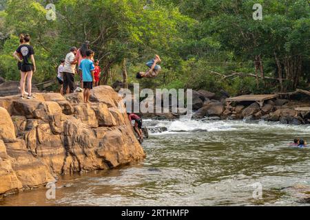 Kinder springen in den Fluss Tad Lo, Bolaven Plateau, Laos, Asien  |  Child jumping into Tad Lo river, Bolaven Plateau, Laos, Asia Stock Photo