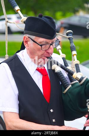 911 commemoration ceremony at Barnstable, MA Fire Headquarters on Cape Cod, USA. A  bagpiper at the event Stock Photo