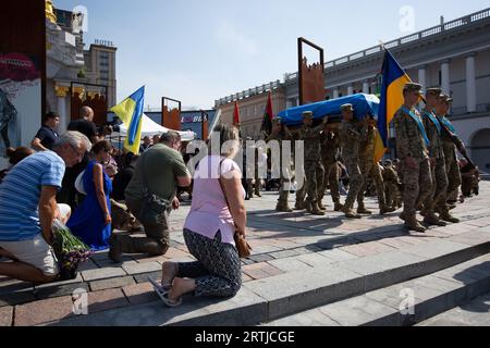 Kyiv, Ukraine. 28th Aug, 2023. People kneel as they see the coffin of the deceased Sergii Ilnitskiy during the farewell ceremony. Sergii Ilnitskiy a deputy of Kyiv Council and Ukrainian Volunteer Army's South Unit Commander was killed in the Donetsk region in battles with the Russian army, in central Kyiv. (Credit Image: © Oleksii Chumachenko/SOPA Images via ZUMA Press Wire) EDITORIAL USAGE ONLY! Not for Commercial USAGE! Stock Photo