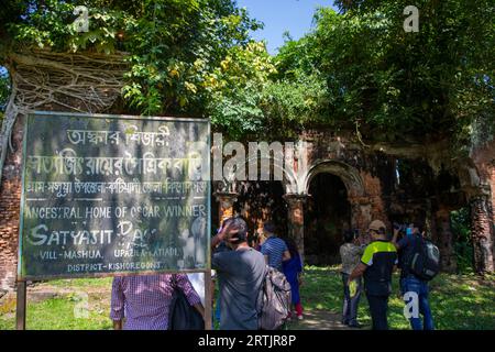 Kishorganj, Bangladesh: The dilapidated ancestral home of world-renowned Oscar-winning filmmaker Satyajit Ray at Masua village in Katiadi upazila of K Stock Photo