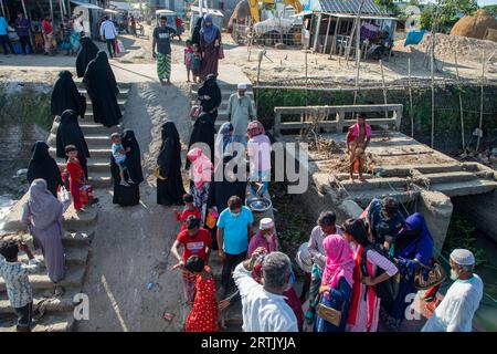 People wait for boat on the bank of Nikli Haor at austagram in Kishorganj. Bangladesh Stock Photo