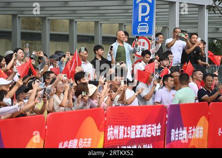 Taizhou, China's Zhejiang Province. 14th Sep, 2023. People watch during the torch relay of the 19th Asian Games in Taizhou, east China's Zhejiang Province, Sept. 14, 2023. Credit: Huang Zongzhi/Xinhua/Alamy Live News Stock Photo