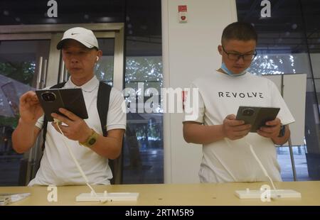 HANGZHOU, CHINA - SEPTEMBER 14, 2023 - Customers experience Huawei's latest foldable phone Mate X5 at a Huawei store in Hangzhou, East China's Zhejian Stock Photo