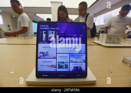 HANGZHOU, CHINA - SEPTEMBER 14, 2023 - Customers experience Huawei's latest foldable phone Mate X5 at a Huawei store in Hangzhou, East China's Zhejian Stock Photo