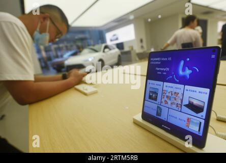 HANGZHOU, CHINA - SEPTEMBER 14, 2023 - Customers experience Huawei's latest foldable phone Mate X5 at a Huawei store in Hangzhou, East China's Zhejian Stock Photo