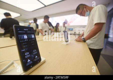 HANGZHOU, CHINA - SEPTEMBER 14, 2023 - Customers experience Huawei's latest foldable phone Mate X5 at a Huawei store in Hangzhou, East China's Zhejian Stock Photo