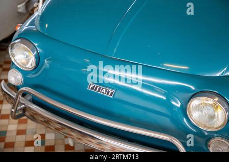 Bordeaux , Aquitaine Francia - 09 20 2021 : testo del logo e marchio Fiat  500 anniversario su auto in edizione limitata di colore rosso Foto stock -  Alamy