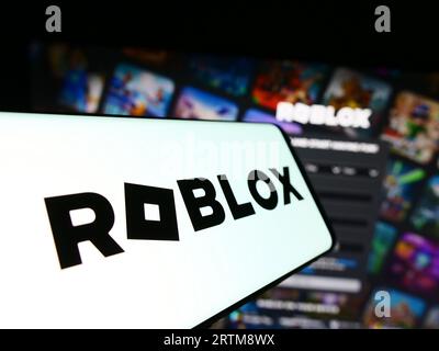 Foto de Roblox logo on the Roblox website seen through a magnifying glass  do Stock
