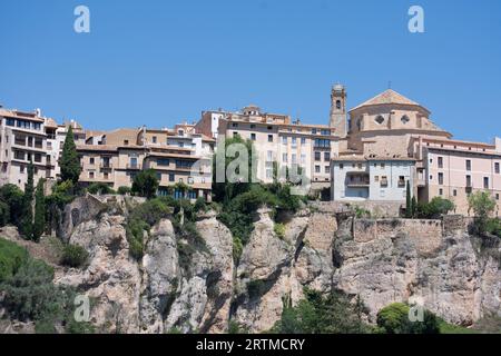 Vista de las casas colgadas de Cuenca e Inglesia de San Pedro Stock Photo