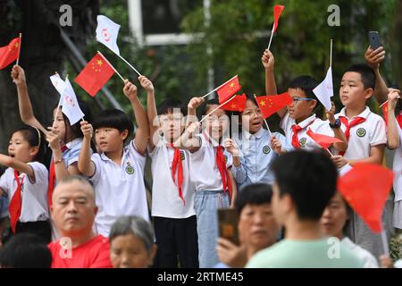 Taizhou, China's Zhejiang Province. 14th Sep, 2023. Children watch the torch relay of the 19th Asian Games in Taizhou, east China's Zhejiang Province, Sept. 14, 2023. Credit: Huang Zongzhi/Xinhua/Alamy Live News Stock Photo