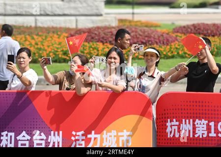 Taizhou, China's Zhejiang Province. 14th Sep, 2023. People watch the torch relay of the 19th Asian Games in Taizhou, east China's Zhejiang Province, Sept. 14, 2023. Credit: Huang Zongzhi/Xinhua/Alamy Live News Stock Photo