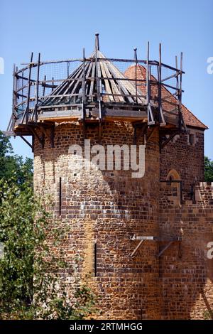 Guedelon Castle, medieval-site. Construction of a castle, using the techniques and materials used in the Middle Ages. Treigny. France. Stock Photo