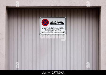 Ein Garagentor mit dem Hinweisschild Parkverbot widerrechtlich abgestellte Fahrzeuge werden kostenpflichtig abgeschleppt in Köln. Themenbild, Symbolbild Köln, 12.09.2023 NRW Deutschland *** A garage door with the sign no parking illegally parked vehicles will be towed away for a fee in Cologne subject image, symbol image Cologne, 12 09 2023 NRW Germany Copyright: xChristophxHardtx Stock Photo