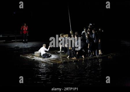 Idunnu Münch hinten als Charon, Günter Papendell im weißen Hemd als Jean-Charles und Ensemble während der Fotoprobe für Das Floß der Medusa in der Komischen Oper im Hangar 1 des Flughafen Tempelhof in Berlin, 13. September 2023. // Oratorium in zwei Teilen von Hans Werner Henze. Musikalische Leitung Titus Engel. Inszenierung Tobias Kratzer. Bühne und Kostüme Rainer Sellmaier. Premiere ist am 16. September 2023. Komische Oper Berlin Flughafen Tempelhof Das Floß der Medusa *** Idunnu Münch in the back as Charon , Günter Papendell in white shirt as Jean Charles and ensemble during the photo rehea Stock Photo