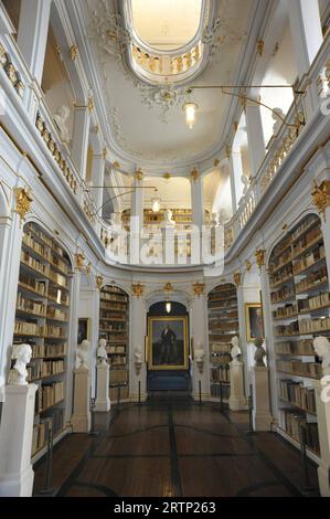 Feature / Symbol: Herzogin-Anna-Amalia-Bibliothek 09/23 thg Der Rokokosaal der Bibliothek der deutschen Klassik in Weimar im September 2023 Deutschland deutsch deutsche Stadt Kultur Buch Bücher Literatur Sammlung Archiv Museum Nationale Forschungs- und Gedenkstätten der klassischen deutschen Literatur in Weimar Goethe Nationalmuseum Goethe- und Schiller-Archiv Weimarer historisch Ausstellungsraum Regal Bücherregal Regale Bücherregale Gemälde Bilder Kunst Büsten Statuen Wandverzierungen Wandschmuck antikes Geländer antik Anna Amalia Herzogin Rokoko Saal Antiquitäten germany german library hoch Stock Photo