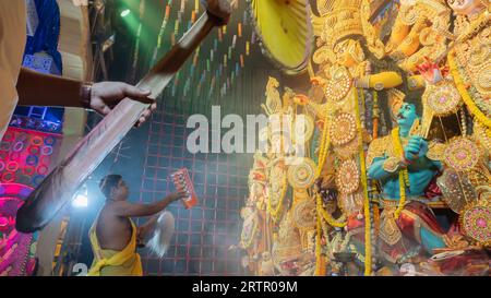 Hindu Priests Worshipping Goddess Durga with Mirror so that Goddess Can See  Her Dress. Ashtami Puja Aarati - Durga Puja Ritual- Editorial Photo - Image  of aarti, culture: 286383481