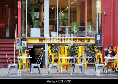 https://l450v.alamy.com/450v/2rtr5xd/arts-and-crafts-beer-parlor-26-w-8th-st-new-york-nyc-storefront-photo-of-a-craft-beer-bar-in-manhattans-greenwich-village-2rtr5xd.jpg