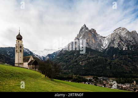 Snow-covered mountains and church, St. Valentine's church, view of Sciliar and Catinaccio, spring, Siusi allo Sciliar, Castelrotto, Dolomites, South Stock Photo