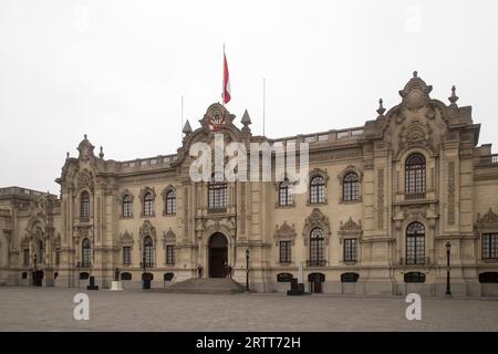Lima, Peru, September 2, 2015: The Government Palace in the city centre with guards in front of it Stock Photo