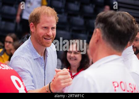 Duesseldorf, Germany. 15th Sep, 2023. Prince Harry, Duke of Sussex, watches the match in sitting volleyball of the two teams at the 6th Invictus Games in the Merkur Spiel Arena between fans from Germany and Poland and greets a participant. Prince Harry celebrates his 39th birthday today. The Paralympic competition for war-disabled athletes is visiting Germany for the first time. Credit: Rolf Vennenbernd/dpa/Alamy Live News Stock Photo