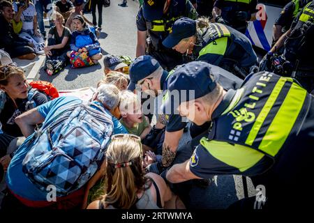 THE HAGUE - 15/09/2023, THE HAGUE - Police action during protest by climate activists on the A12. Extinction Rebellion's daily demonstrations on the highway in The Hague are now putting too much pressure on the police. ANP ROBIN UTRECHT netherlands out - belgium out Stock Photo