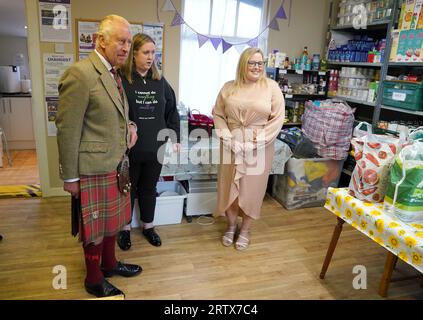 King Charles III with Annie McCormack and Clare Slight during a visit Broke not Broken food bank at St Paul's Episcopal Church in Kinross. Picture date: Friday September 15, 2023. Stock Photo