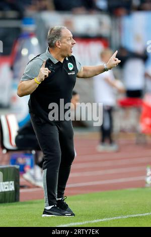 Nuremberg, Germany. 15th Sep, 2023. Soccer: 2nd Bundesliga, 1. FC Nürnberg - SpVgg Greuther Fürth, Matchday 6, Max Morlock Stadium. Fürth coach Alexander Zorniger gives instructions on the sidelines. Credit: Daniel Löb/dpa - IMPORTANT NOTE: In accordance with the requirements of the DFL Deutsche Fußball Liga and the DFB Deutscher Fußball-Bund, it is prohibited to use or have used photographs taken in the stadium and/or of the match in the form of sequence pictures and/or video-like photo series./dpa/Alamy Live News Stock Photo