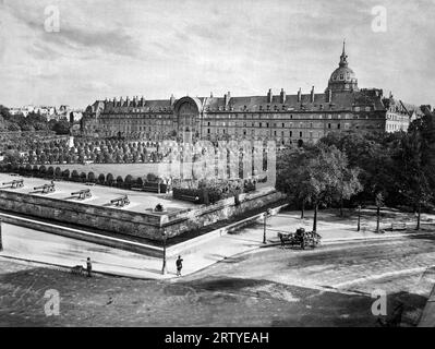 Paris, France:  c. 1890. L'Hôtel National des Invalides, the complex in Paris that is the home of several museums and is also a retirement home for war veterans. Stock Photo