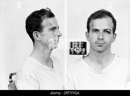 1963 , November 23, DALLAS, TEXAS, USA: LEE HARVEY OSWALD ( 1939 - 1963 ), the Police Department's mug shot was reputedly the assassin who assassinated US President JOHN FITZGERALD KENNEDY in Dallas. Killed the next day, November 24, by Jack Ruby ( 1911 - 1967 ). Unknown photographer . - portrait - portrait - police mugshot - mugshot - MUG-SHOT - murderer - UNSOLVED MYSTERY - UNSOLVED MYSTERY - CRIME - KILLER - PLOT - CONSPIRACY - SPY - SPY --- GBB Archive Stock Photo