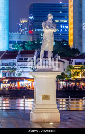 A night view of the statue of Sir Stamford Raffles on the North Bank of the Singapore River, commemorating Raffles' arrival in Singapore in 1819. Stock Photo