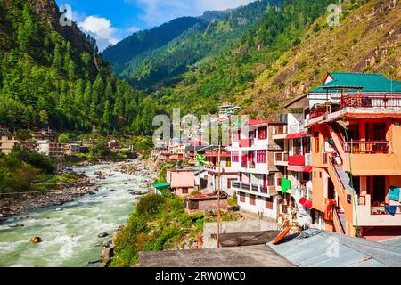 Colorful local houses and Parvati river in Manikaran village in Parvati valley, Himachal Pradesh state in India Stock Photo