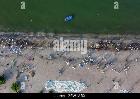Manila, Philippines. 16th Sep, 2023. This aerial photo shows volunteers collecting rubbish as they participate in the International Coastal Cleanup Day activity along the coast of Manila Bay in Manila, the Philippines, Sept. 16, 2023. The International Coastal Cleanup Day is celebrated annually on the third Saturday in September, urging people around the world to remove trash and rubbish from all seasides and waterways to reduce the effect of plastic pollution on marine animals. Credit: Rouelle Umali/Xinhua/Alamy Live News Stock Photo