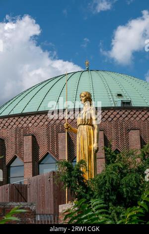 24.08.2018, Germany, North Rhine-Westphalia, Duesseldorf - Golden statue of the goddess Pallas Athene in front of the Tonhalle. 00A180824D132CAROEX.JP Stock Photo