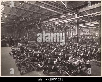 Car engines of the Wolseley Motor Company at the Ward End Works, Birmingham factory, F.R. Logan, 1932 Stock Photo