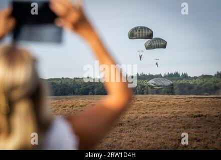 EDE - A mass dropping of paratroopers during the 79th commemoration of the Airborne Airborne Landings, which inaugurated the Allied battle for Arnhem in September 1944. ANP JEROEN JUMELET netherlands out - belgium out Credit: ANP/Alamy Live News Stock Photo