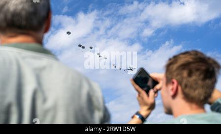 EDE - A mass dropping of paratroopers during the 79th commemoration of the Airborne Airborne Landings, which inaugurated the Allied battle for Arnhem in September 1944. ANP JEROEN JUMELET netherlands out - belgium out Credit: ANP/Alamy Live News Stock Photo