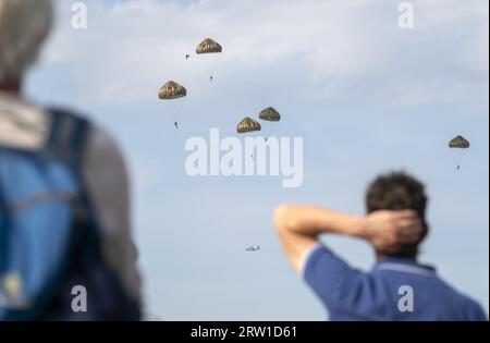 EDE - A mass dropping of paratroopers during the 79th commemoration of the Airborne Airborne Landings, which inaugurated the Allied battle for Arnhem in September 1944. ANP JEROEN JUMELET netherlands out - belgium out Credit: ANP/Alamy Live News Stock Photo