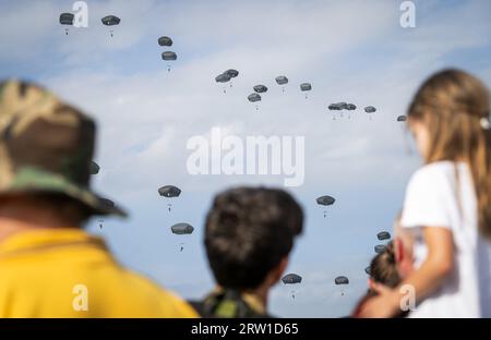 EDE - A mass dropping of paratroopers during the 79th commemoration of the Airborne Airborne Landings, which inaugurated the Allied battle for Arnhem in September 1944. ANP JEROEN JUMELET netherlands out - belgium out Credit: ANP/Alamy Live News Stock Photo