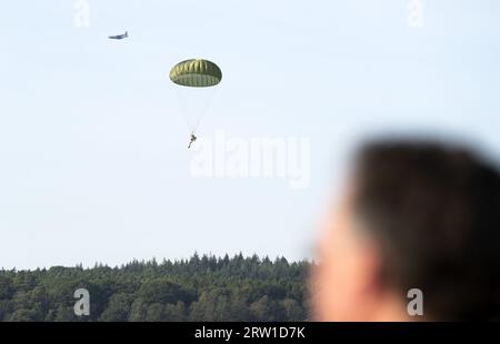 EDE - A mass dropping of paratroopers during the 79th commemoration of the Airborne Airborne Landings, which inaugurated the Allied battle for Arnhem in September 1944. ANP JEROEN JUMELET netherlands out - belgium out Credit: ANP/Alamy Live News Stock Photo