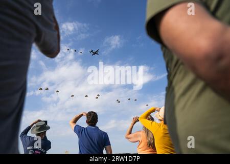 EDE - A mass dropping of paratroopers during the 79th commemoration of the Airborne Airborne Landings, which inaugurated the Allied battle for Arnhem in September 1944. ANP JEROEN JUMELET netherlands out - belgium out Credit: ANP/Alamy Live News Stock Photo