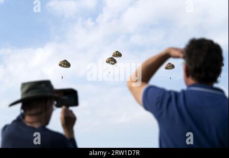 EDE - A mass dropping of paratroopers during the 79th commemoration of the Airborne Airborne Landings, which inaugurated the Allied battle for Arnhem in September 1944. ANP JEROEN JUMELET netherlands out - belgium out Credit: ANP/Alamy Live News Stock Photo