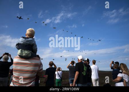 EDE - A mass dropping of paratroopers during the 79th commemoration of the Airborne Airborne Landings, which inaugurated the Allied battle for Arnhem in September 1944. ANP JEROEN JUMELET netherlands out - belgium out Credit: ANP/Alamy Live News Stock Photo