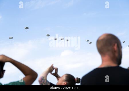 EDE - A mass dropping of paratroopers during the 79th commemoration of the Airborne Airborne Landings, which inaugurated the Allied battle for Arnhem in September 1944. ANP JEROEN JUMELET netherlands out - belgium out Credit: ANP/Alamy Live News Stock Photo