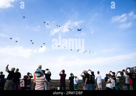 EDE - A mass dropping of paratroopers during the 79th commemoration of the Airborne Airborne Landings, which inaugurated the Allied battle for Arnhem in September 1944. ANP JEROEN JUMELET netherlands out - belgium out Credit: ANP/Alamy Live News Stock Photo