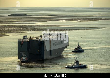 30.06.2023, Germany, Bremen, Bremerhaven - The Norwegian Vehicles Carrier HOEGH TRACER (Hoegh Autoliners) accompanied by tugboats sailing towards the Stock Photo