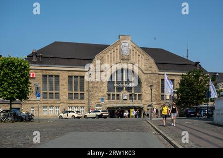 09.07.2023, Germany, North Rhine-Westphalia, Bielefeld - Front of the main station Bielefeld (Bielefeld Hbf). 00A230709D089CAROEX.JPG [MODEL RELEASE: Stock Photo