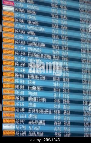 21.03.2023, Turkey, Istanbul, Istanbul - Departing flights of the day on a display board. 00S230321D278CAROEX.JPG [MODEL RELEASE: NOT Applicable, PROP Stock Photo