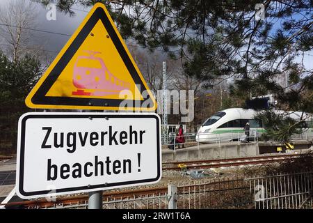 04.04.2023, Germany, Mecklenburg-Western Pomerania, Binz - Warning sign Beware of train traffic at a railway crossing. 00S230404D578CAROEX.JPG [MODEL Stock Photo